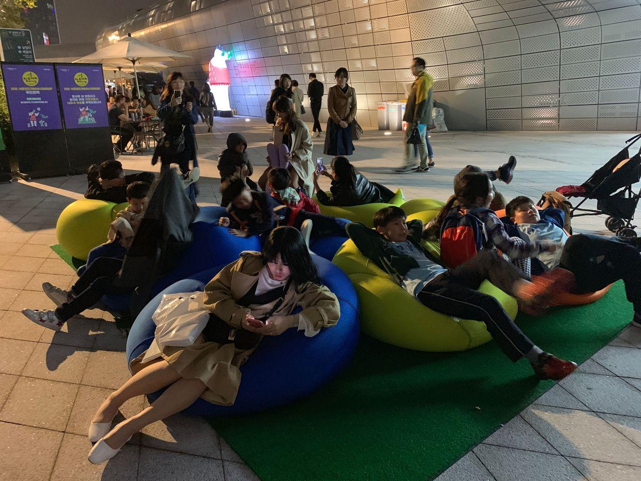 2025 Dongdaemun Night Market Visit! - Enjoy all the attractions from lively DDP night market!